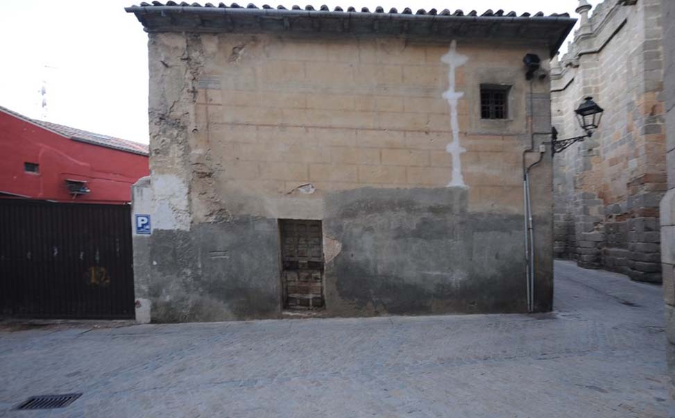 Viejo y en ruinas en la calle Cruz Vieja