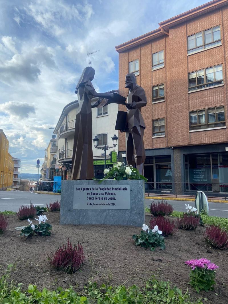 Escultura de Santa Teresa como patrona de los agentes de la propiedad inmobiliaria