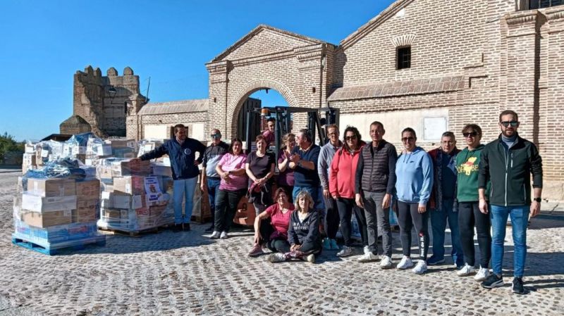 Sale de Madrigal de las Altas Torres un tráiler repleto de agua embotellada para Valencia