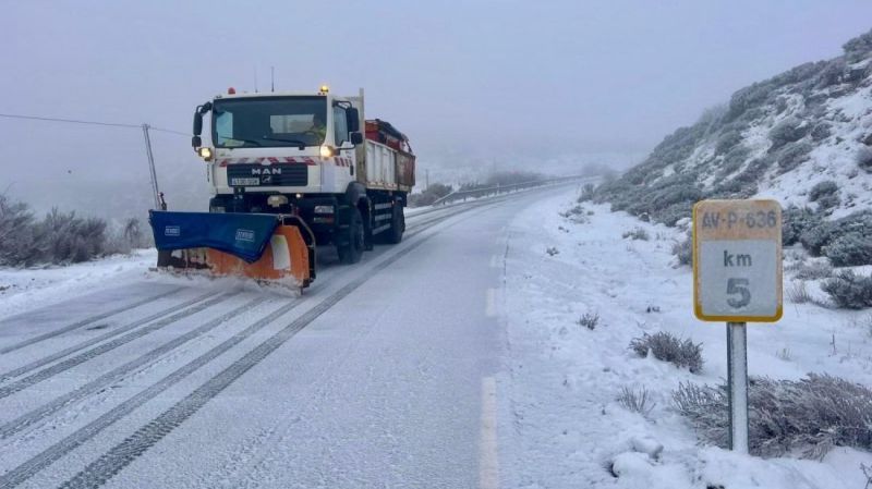 Diputación retira nieve en carreteras de Gredos