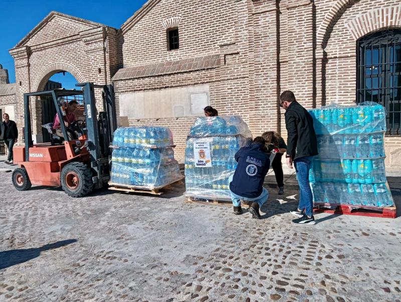 Sale de Madrigal de las Altas Torres un tráiler repleto de agua embotellada para Valencia