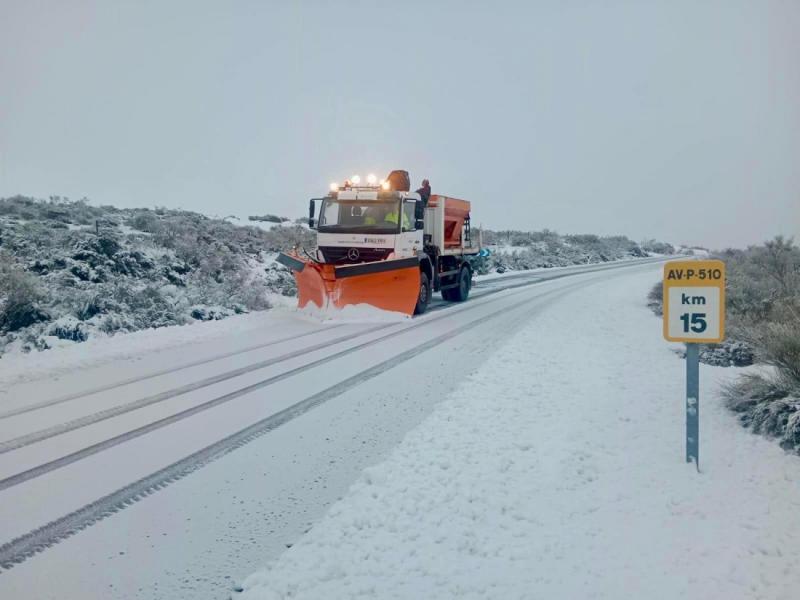 Diputación retira nieve en carreteras de Gredos