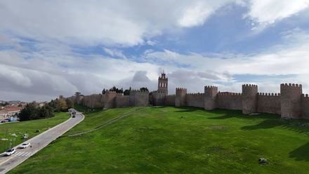 Recorrido por la muralla de Ávila a vista de dron