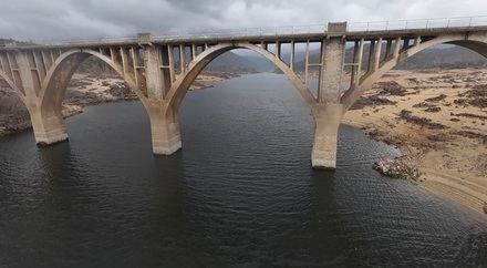 El pantano del Burguillo un día nublado y lluvioso