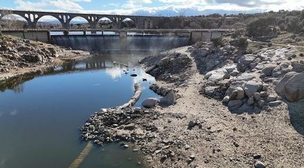 Restos de un antiguo molino junto al pantano de Aguas Claras en Adaja, Ávila