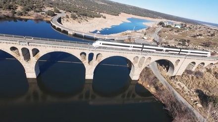 Patos, trenes y drones en el espejo del pantano de Adaja