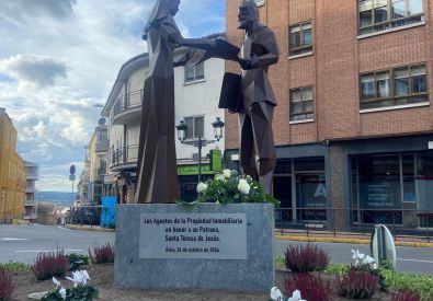 Escultura de Santa Teresa como patrona de los agentes de la propiedad inmobiliaria